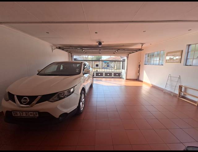 4 BEDROOM FREEHOLD FOR SALE IN ASTON MANOR